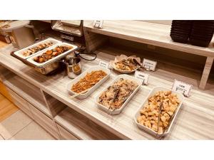 金沢市にあるSmile Hotel Kanazawa Nishiguchi Ekimae - Vacation STAY 24204vのカウンターに数種類の食材を並べたビュッフェ +31枚の写真