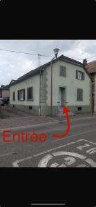 a picture of a building with a red arrow at Charmant Studio à Rixheim in Rixheim