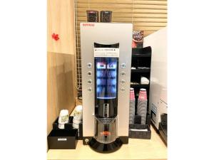 金沢市にあるSmile Hotel Kanazawa Nishiguchi Ekimae - Vacation STAY 24204vの店の棚にあるコーヒーマシン