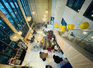 Vista aérea de un vestíbulo con globos amarillos en The Luxe Infinitum KLCC By Skyscrapers, en Kuala Lumpur 108 fotos más