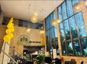 un vestíbulo con muchas ventanas y candelabros en The Luxe Infinitum KLCC By Skyscrapers, en Kuala Lumpur