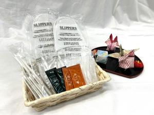 ein Picknickkorb mit Büchern und einer Schachtel mit Geschenken in der Unterkunft Smile Hotel Kanazawa Nishiguchi Ekimae - Vacation STAY 11484v in Kanazawa