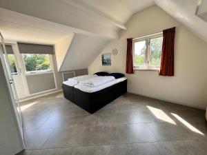 Ένα ή περισσότερα κρεβάτια σε δωμάτιο στο Bungalow in Texel near Beach & Forest