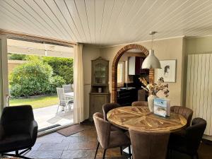 Χώρος καθιστικού στο Bungalow in Texel near Beach & Forest +13 φωτογραφίες