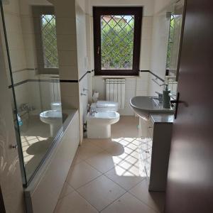 Ένα μπάνιο στο Villa Claudia