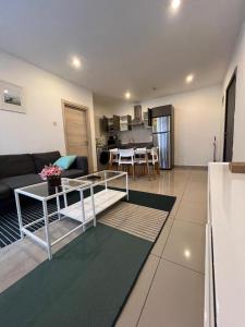 Kuchyň nebo kuchyňský kout v ubytování Gallery Apartment