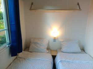 Ένα ή περισσότερα κρεβάτια σε δωμάτιο στο Mobil home proche d'Europa park et Rulantica 6 pers 3 chambres