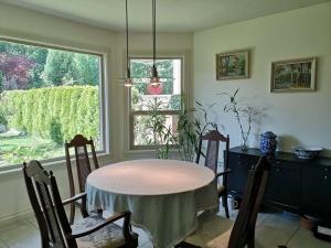 Un comedor con mesa y sillas y una ventana. en Abbie's Cozy Single Rooms, en Distrito municipal de Maple Ridge 16 fotos más