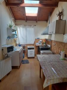 una cucina con tavolo al centro di El chilco a San Carlos de Bariloche