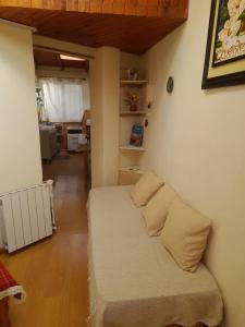 una camera con un divano con due cuscini sopra di El chilco a San Carlos de Bariloche