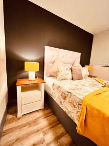 een slaapkamer met een bed en een tafel met een lamp bij MORRO do MOCO in Windhoek +13 foto's