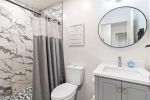 Et badeværelse på Spacious Midtown Home Steps from Piedmont Park + 40 billeder