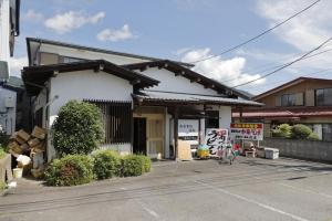 富士吉田市にあるSamurai Hotel - Vacation STAY 22111vの前に看板がある白い建物