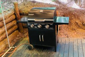 Kemudahan BBQ tersedia untuk tetamu di perkhemahan ini