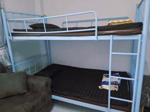 Двухъярусная кровать или двухъярусные кровати в номере PinkHomestayBetong(โฮมสเตย์เบตง)
