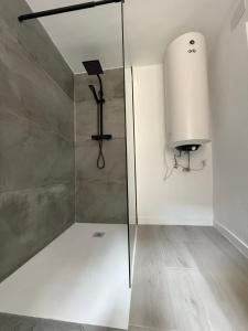 Pontón AltoにあるLa venta de Francisco 1の浴室のガラス扉付きシャワー