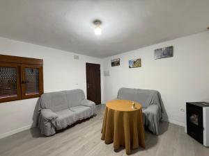 Pontón AltoにあるLa venta de Francisco 1の椅子2脚とテーブルのあるリビングルーム