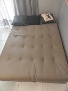 a large bed in a room with a window at Apartamento SOHO - perto da WEG in Jaraguá do Sul