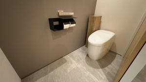 La salle de bains est pourvue de toilettes et de 2 rouleaux de papier toilette. dans l'établissement Trihaku Karuizawa Kagura - Vacation STAY 23735v, à Oiwake