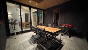 une salle à manger avec une table et des chaises en bois dans l'établissement Trihaku Karuizawa Kagura - Vacation STAY 23735v, à Oiwake 2 autres photos