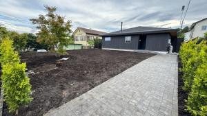 une cour avec une bouche d'incendie devant une maison dans l'établissement Trihaku Karuizawa Kagura - Vacation STAY 23735v, à Oiwake