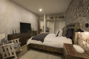 a bedroom with a large bed and a tv at Ander en ValQuirico in Santeagueda