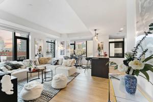 ボストンにあるBoston 2 Bedroom Suiteのソファとテーブルのあるリビングルーム