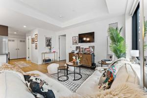 ボストンにあるBoston 2 Bedroom Suiteの白いソファとテレビのあるリビングルーム