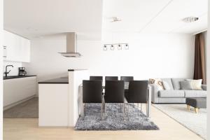 Χώρος καθιστικού στο Modern 2BR apartment W 2 balconies, Metro, Helsinki 15min