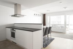 Η κουζίνα ή μικρή κουζίνα στο Modern 2BR apartment W 2 balconies, Metro, Helsinki 15min