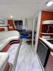 een interieur van een camper met een keuken bij Party On The Seas in Miami