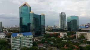 曼谷的住宿－蓬喬克公館酒店，城市中一群高大的建筑