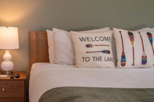 Una cama con una almohada de bienvenida al lago. en Community Pool - Near Lake Como - Interlaken for 6, en Lake Como