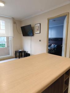 une pièce avec un comptoir et un miroir dans l'établissement Depto 103 barrio universitario con estacionamiento, à Concepción