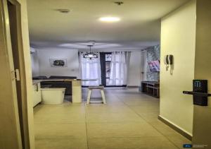 Cette chambre dispose d'une cuisine avec une table et une chaise. dans l'établissement cien por ciento paz, diseño y silencio en zona turistica, à Panama City