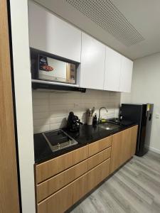 Η κουζίνα ή μικρή κουζίνα στο Modern apartment with a beautiful panoramic view