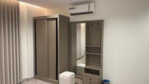 a bathroom with a toilet and a large mirror at شقق جولدن إن للشقق المخدومة بجوار مستشفي السعود الالماني in Khamis Mushayt
