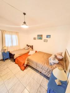 Un dormitorio con dos camas en una habitación. en Casa Ramona, en Embalse