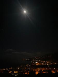 una vista a la luz de la luna de una ciudad por la noche en El Sueño Del Angel, en Santa Cruz de la Palma