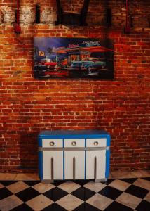 Un armario azul y blanco frente a una pared de ladrillos. en Printers Alley Downtown Mansion, en Nashville