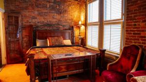 En eller flere senge i et værelse på Printers Alley Downtown Mansion
