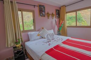 Un dormitorio con una cama grande con flores. en Dar Tamatert, en Tamatert