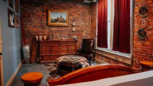 En eller flere senge i et værelse på Printers Alley Downtown Mansion