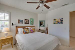 Ένα ή περισσότερα κρεβάτια σε δωμάτιο στο Pool Access and On-Site Golf Palm Desert Retreat! +27 φωτογραφίες