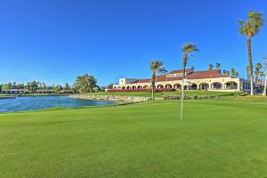 Γήπεδο γκολφ σε αυτή η παραθεριστική κατοικία ή στη γύρω περιοχή