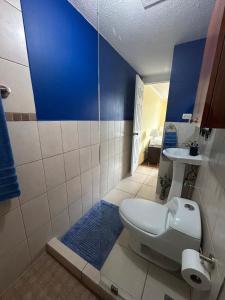 ein Badezimmer mit Toilette und Waschbecken in der Unterkunft Histórico 1 Apartment GUA in Estación La Ermita + 117 Fotos