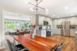una grande cucina con tavolo e sedie in legno di Perch - Strattonwood Stay a Snyders Corner