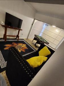 TV a/nebo společenská místnost v ubytování First Floor Apartment