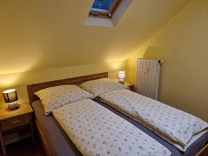 Ένα ή περισσότερα κρεβάτια σε δωμάτιο στο Schlossgut Franken - Gartenflügel +3 φωτογραφίες