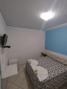 a bedroom with a bed and a tv in it at Kayc pousada in Amargosa